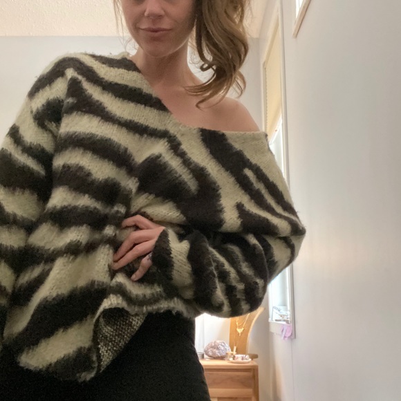 Over sized Animal print sweater - Picture 2 of 2